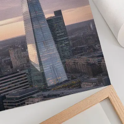 Wandposter mit einem Wolkenkratzer im Sonnenuntergang als Kontrast zur Stadt