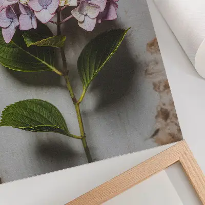 Poster mit Rosa Hortensienblättern auf rustikalem Hintergrund