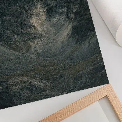 Wandposter mit majestätischen Berggipfeln in unberührter Natur