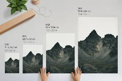 Wandposter mit majestätischen Berggipfeln in unberührter Natur