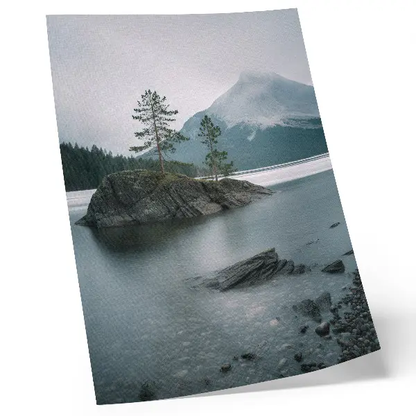 Leinwand Kunstdruck mit einer friedlichen Berglandschaft am See im Nebel