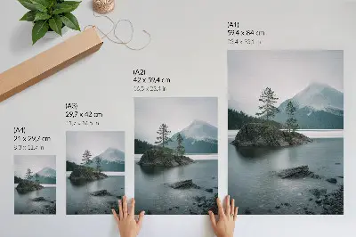 Leinwand Kunstdruck mit einer friedlichen Berglandschaft am See im Nebel