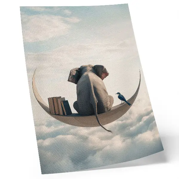 Wandposter ein Elefant auf einer Mondsichel mit Büchern in den Wolken