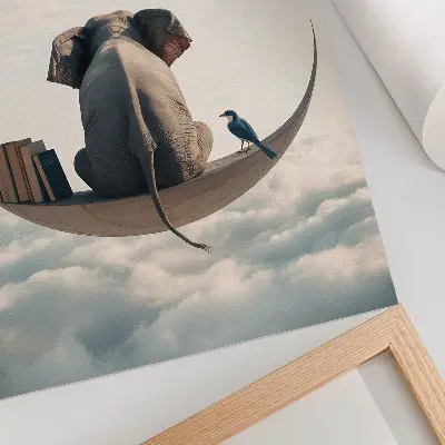 Wandposter ein Elefant auf einer Mondsichel mit Büchern in den Wolken