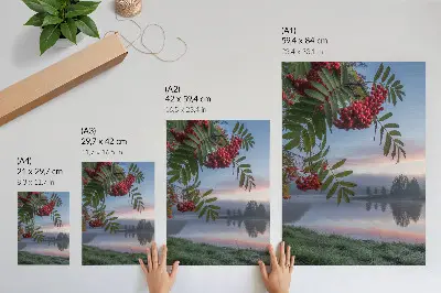 Poster See am Morgen mit Eberesche und zartem Nebel