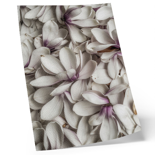 Wandposter Weiße Blütenblätter in violettem Blumenmuster, Natureffekt