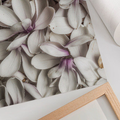 Wandposter Weiße Blütenblätter in violettem Blumenmuster, Natureffekt