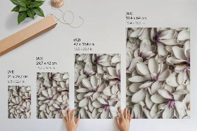 Wandposter Weiße Blütenblätter in violettem Blumenmuster, Natureffekt