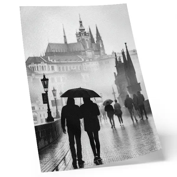 Leinwand-Kunstdruck ein Spaziergang im Regen mit historischer Architektur und einem Paar