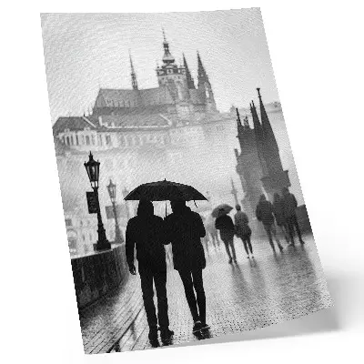 Leinwand-Kunstdruck ein Spaziergang im Regen mit historischer Architektur und einem Paar