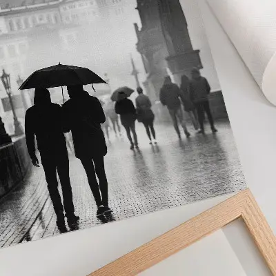 Leinwand-Kunstdruck ein Spaziergang im Regen mit historischer Architektur und einem Paar