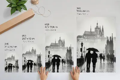 Leinwand-Kunstdruck ein Spaziergang im Regen mit historischer Architektur und einem Paar