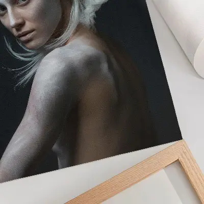 Poster dunkler Hintergrund mit Fokus auf zartem weißem Haar