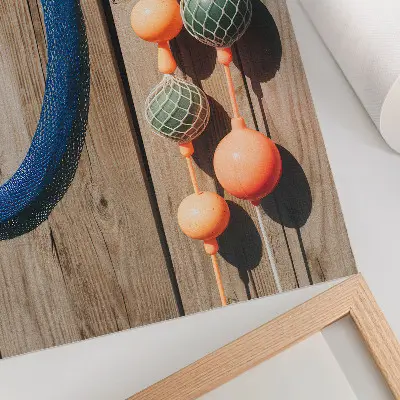 Leinwand-Kunstdruck mit bunten Bojen an einer Holzwand mit maritimen Akzenten