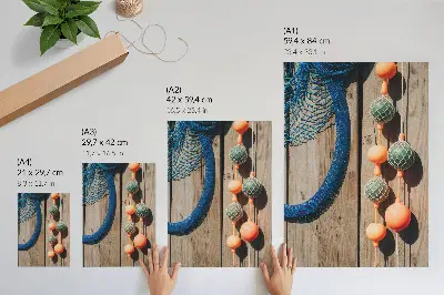 Leinwand-Kunstdruck mit bunten Bojen an einer Holzwand mit maritimen Akzenten