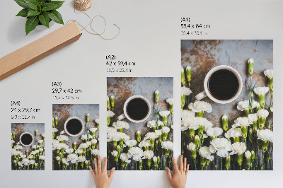 Poster Eine Tasse Kaffee und weiße Nelkenblüten