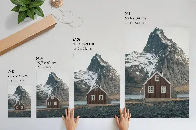 Kunstdruck auf Leinwand Berglandschaft mit Holzhaus und schneebedeckten Gipfeln