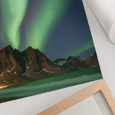 Wandposter zauberhafter Himmel mit grünem Licht über beeindruckenden Bergen