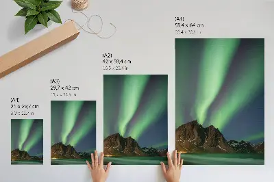 Wandposter zauberhafter Himmel mit grünem Licht über beeindruckenden Bergen
