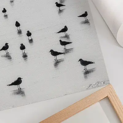 Leinwand Kunstdruck Vögel über dem Wasser mit subtilen Spiegelungen im minimalistischen Stil