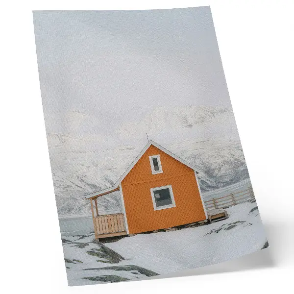 Kunstdruck auf Leinwand orangefarbenes Haus vor schneebedeckten Bergen im minimalistischen Stil