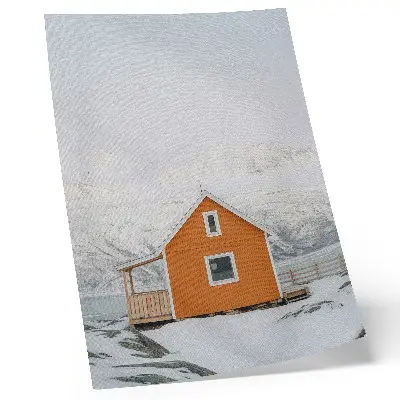 Kunstdruck auf Leinwand orangefarbenes Haus vor schneebedeckten Bergen im minimalistischen Stil