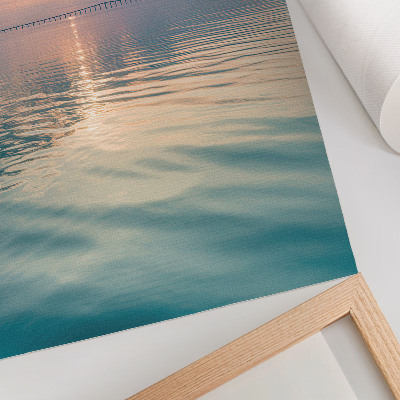Wandposter Ruhige Wasseroberfläche, warme Farben des Himmels, Brücke