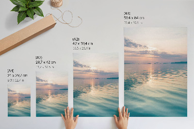 Wandposter Ruhige Wasseroberfläche, warme Farben des Himmels, Brücke