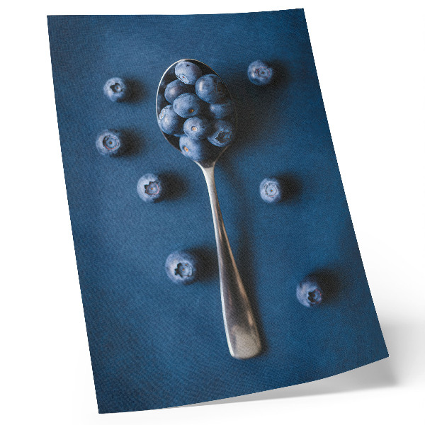 Kunstdruck leinwand Blaubeeren auf einem Löffel auf blauem Hintergrund, Eleganz