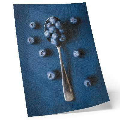 Kunstdruck leinwand Blaubeeren auf einem Löffel auf blauem Hintergrund, Eleganz