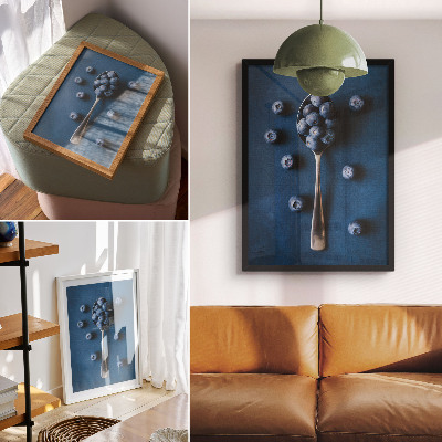 Kunstdruck leinwand Blaubeeren auf einem Löffel auf blauem Hintergrund, Eleganz