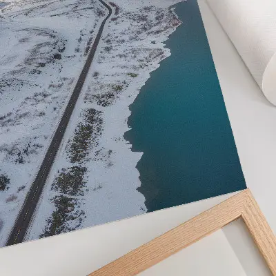 Kunstdruck auf Leinwand verschneite Landschaft mit minimalistischem blauem Wasser