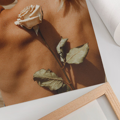 Poster Die Zartheit des Körpers und der Natur in einem minimalistischen Ansatz