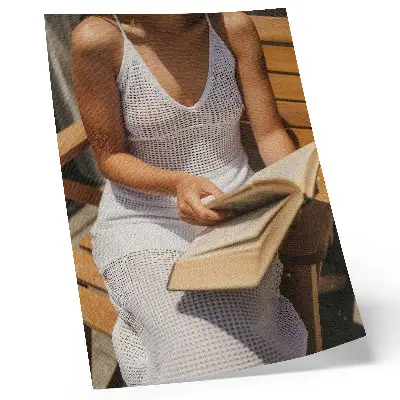 Kunstdruck auf Leinwand Frau mit einem Buch auf einer Holzbank im Sonnenlicht