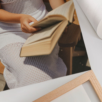 Kunstdruck leinwand Frau mit einem Buch, Holzbank, Sonne
