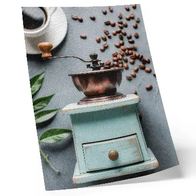 Wandposter alte türkisfarbene Kaffeemühle mit Kaffeebohnen und grünen Blättern