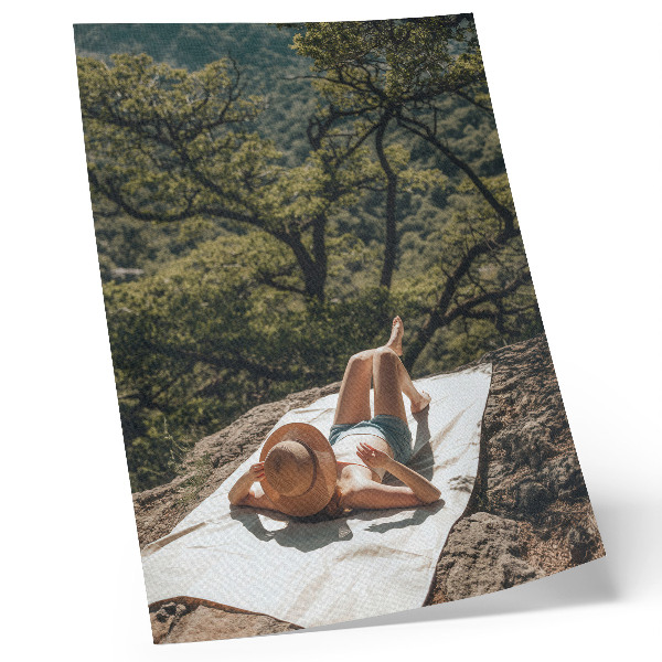 Wandposter Entspannung auf einem Felsen, grüne Bäume, Natur