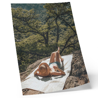 Wandposter Entspannung auf einem Felsen, grüne Bäume, Natur