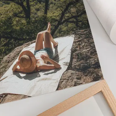 Wandposter Entspannung auf einem Felsen inmitten grüner Bäume in der Natur