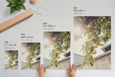 Poster Baumzweig mit sonnengrünen Blättern und orangen Akzenten