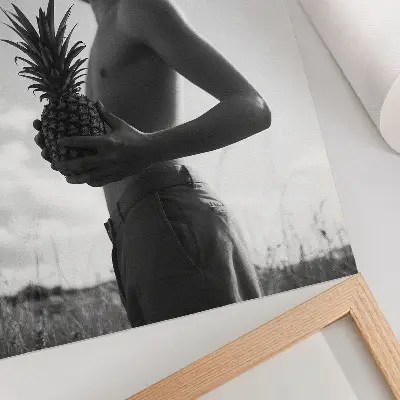 Kunstdruck auf Leinwand Monochrome Figur mit Hut im Ananasfeld
