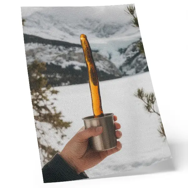 Wandposter mit dem Motiv Becher Hand Bernstein Substanz Berge Schnee