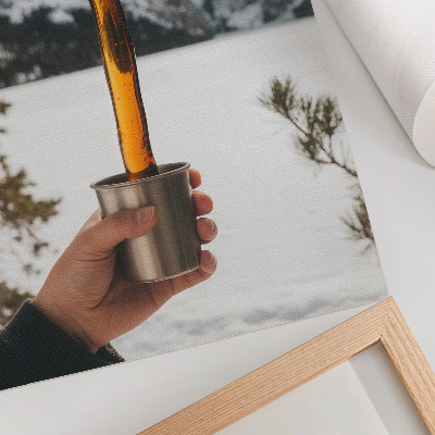 Wandposter Becher Hand Bernstein Substanz Berge Schnee