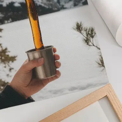 Wandposter mit dem Motiv Becher Hand Bernstein Substanz Berge Schnee