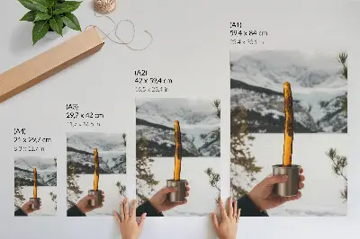 Wandposter mit dem Motiv Becher Hand Bernstein Substanz Berge Schnee