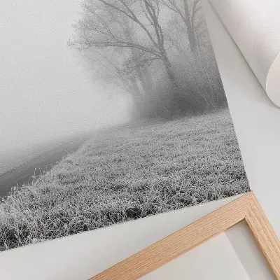 Kunstdruck auf Leinwand mit sanftem Nebel in einer friedlichen winterlichen Waldlandschaft