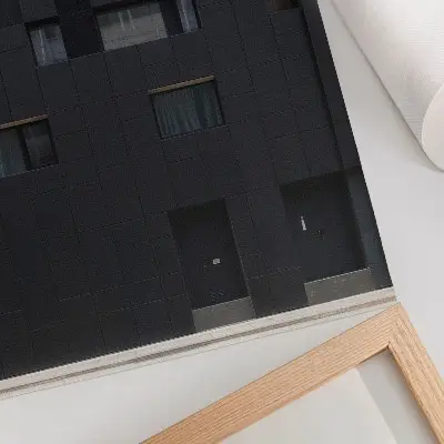 Leinwand-Kunstdruck mit minimalistischer Fassade und geometrischen Formen in Harmonie