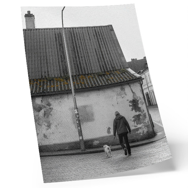 Poster Eine Person mit einem Hund vor einem alten Gebäude