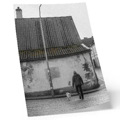 Poster mit einer Person und einem Hund vor einem alten Gebäude