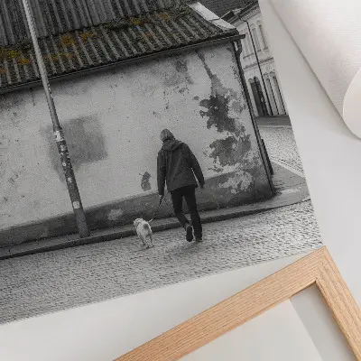 Poster mit einer Person und einem Hund vor einem alten Gebäude